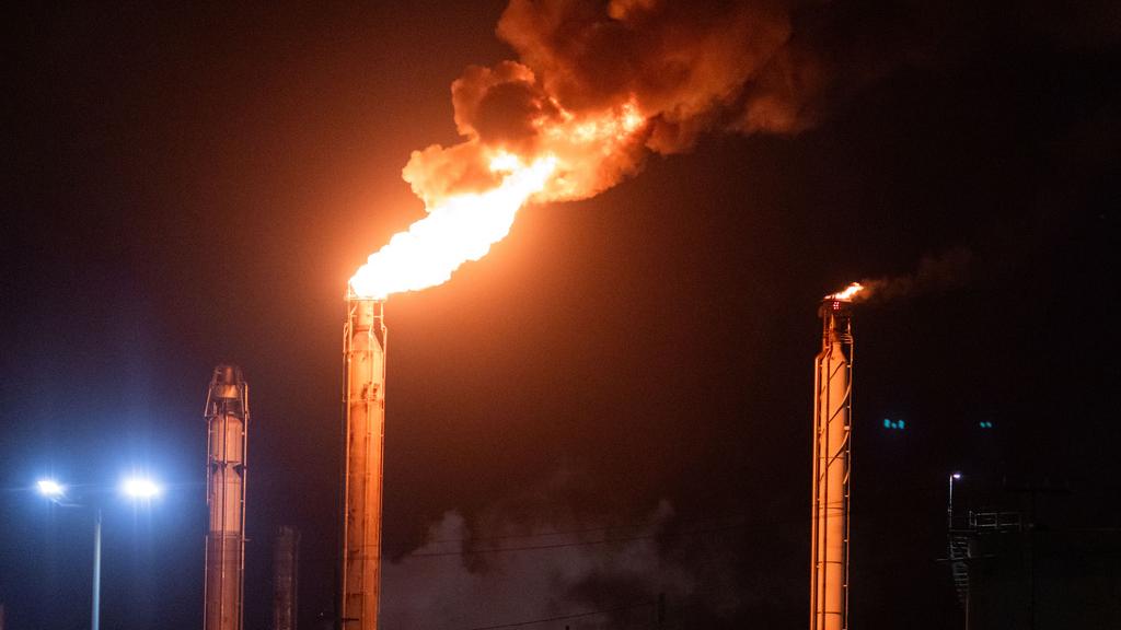 加州雪佛龍煉油廠大爆炸 居民以為遭飛彈攻擊。（美聯社）