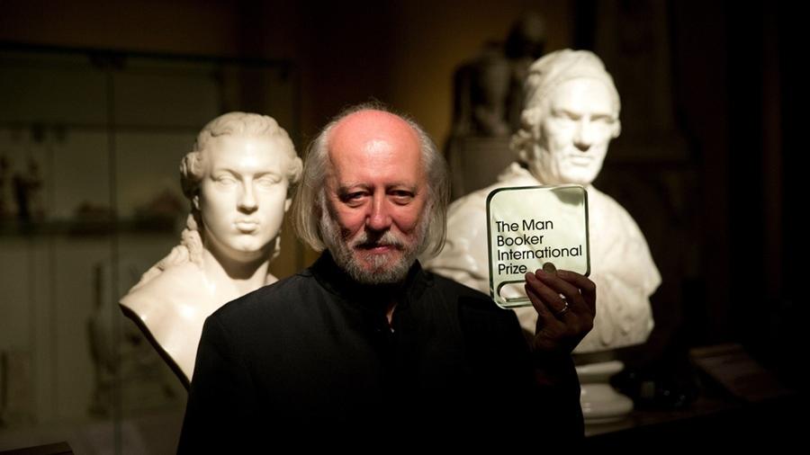 諾貝爾獎2025｜匈牙利小說家奪文學獎 克拉斯諾霍爾卡伊·拉斯洛名作《撒旦的探戈》改編成電影