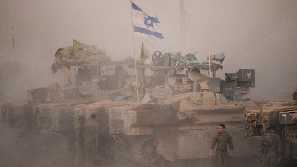 以色列坦克在與加沙的邊境。(美聯社)