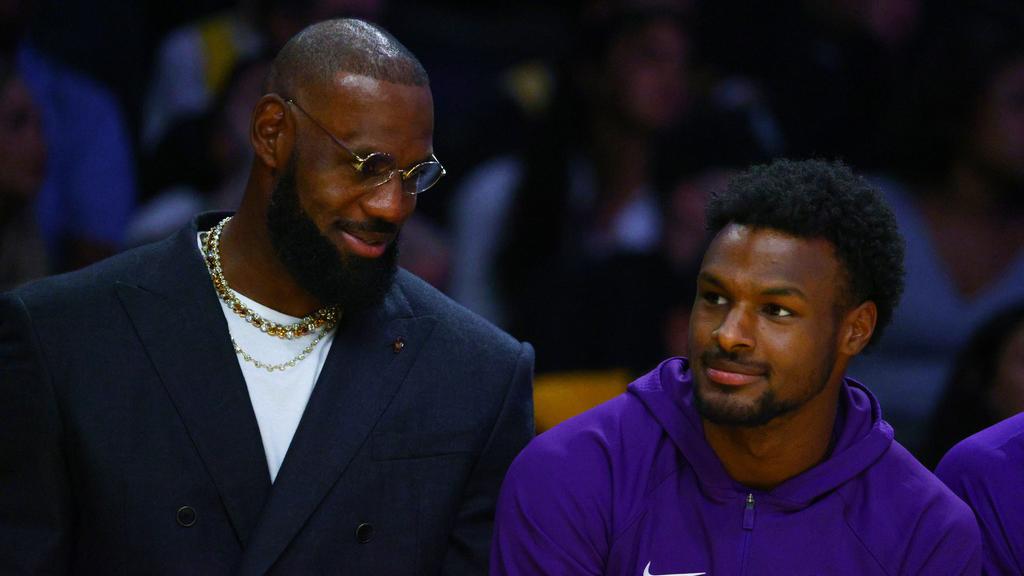 勒邦占士與兒子邦尼占士。(美聯社)