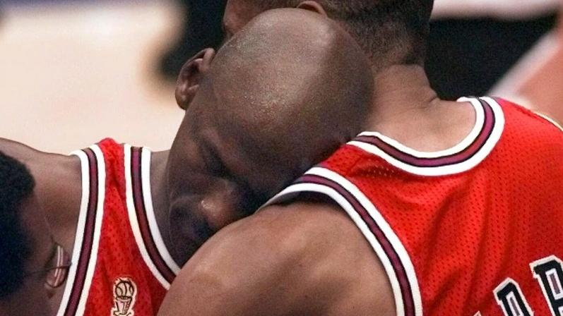 米高佐敦在1997的總決賽第5場帶病上陣後，倒在隊友柏賓胸前。(美聯社)