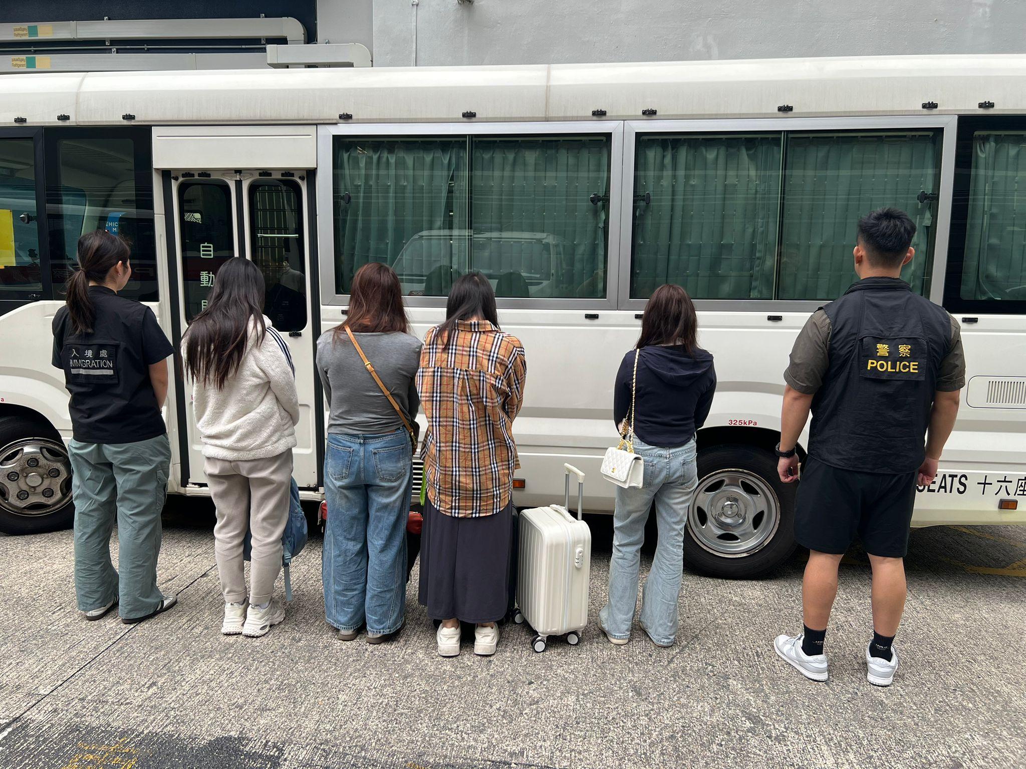 警大埔粉嶺掃黃拘13內地女，介乎19至43歲。(警方圖片)