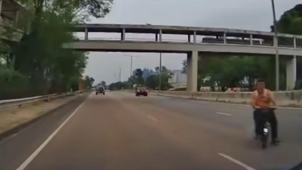 上水有電動單車闖入高速公路險釀成車禍。（fb「車cam L（香港群組）」截圖）