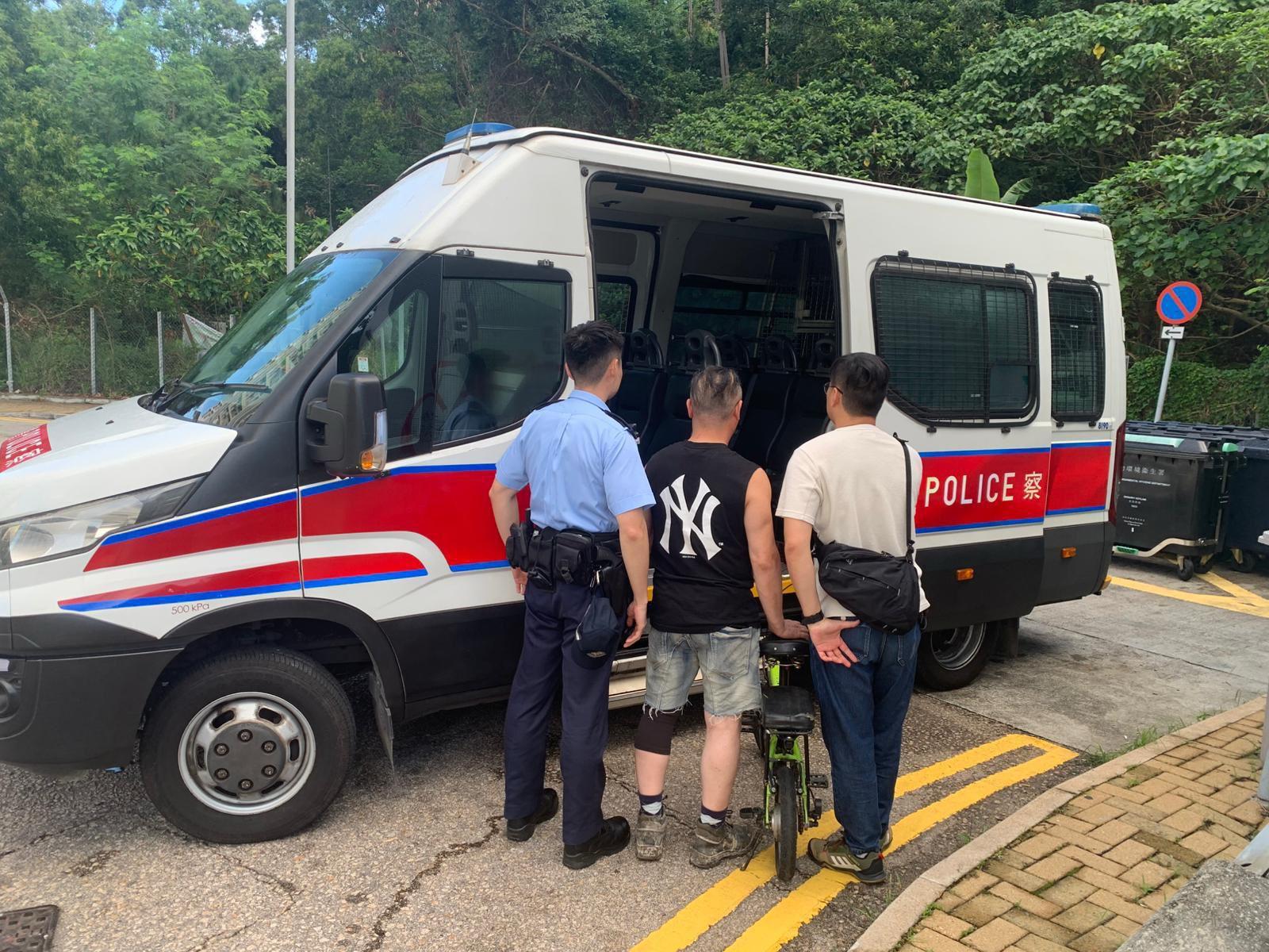 警大嶼山打擊非法電動單車，拘4人扣4車。(警方圖片)