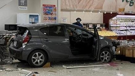 北海道釧路市有汽車從天台停車場掉入超市。(網上圖片)