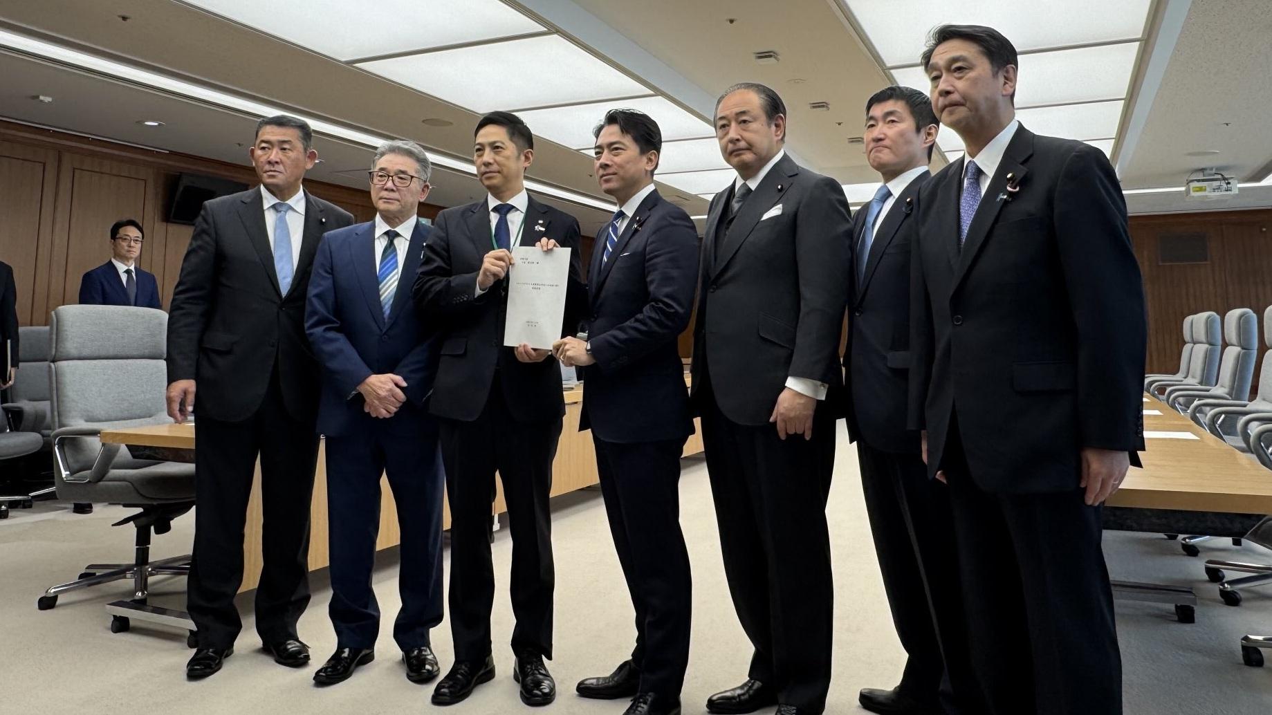 日本秋田縣知事及議員，與防衛大臣小泉進次郎會面，請求派自衛隊解決熊害。(X)