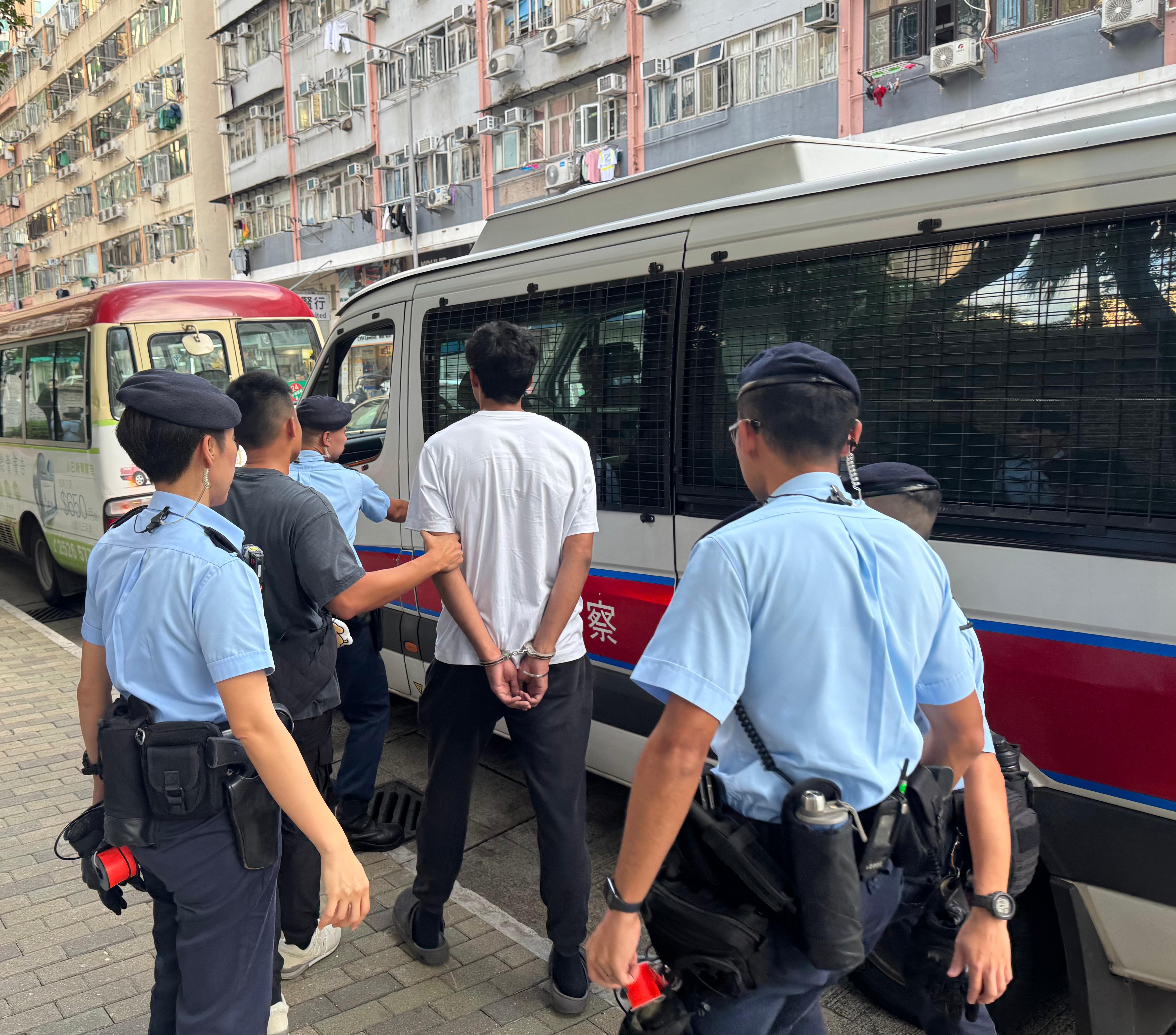 警荃灣掃毒行動拘3人，檢約1100元大麻可卡因。(警方圖片)