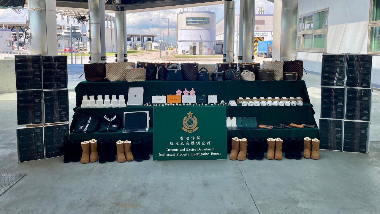 海關獲約3700件懷疑冒牌貨物及約7萬支懷疑私煙，市值共約170萬元。（政府新聞處）