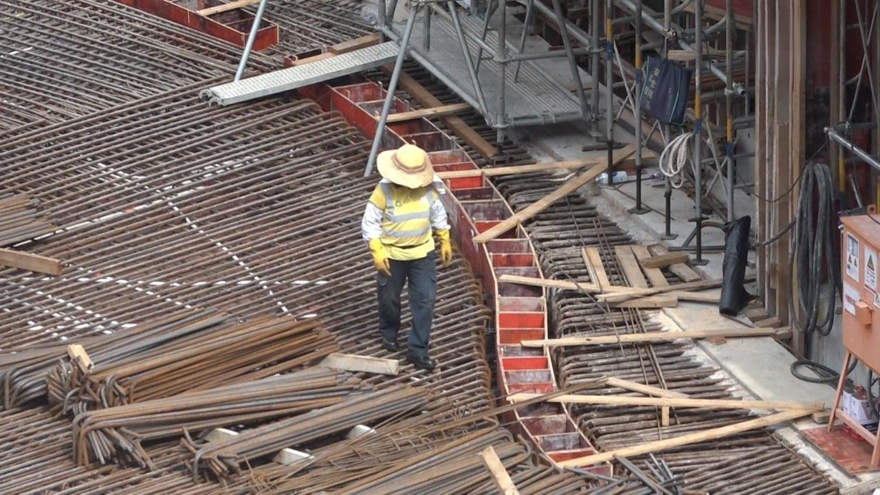 香港建造業總工會公布扎鐵、混凝土等15個工種凍薪　僅挖掘機工種加薪。（港台圖片）