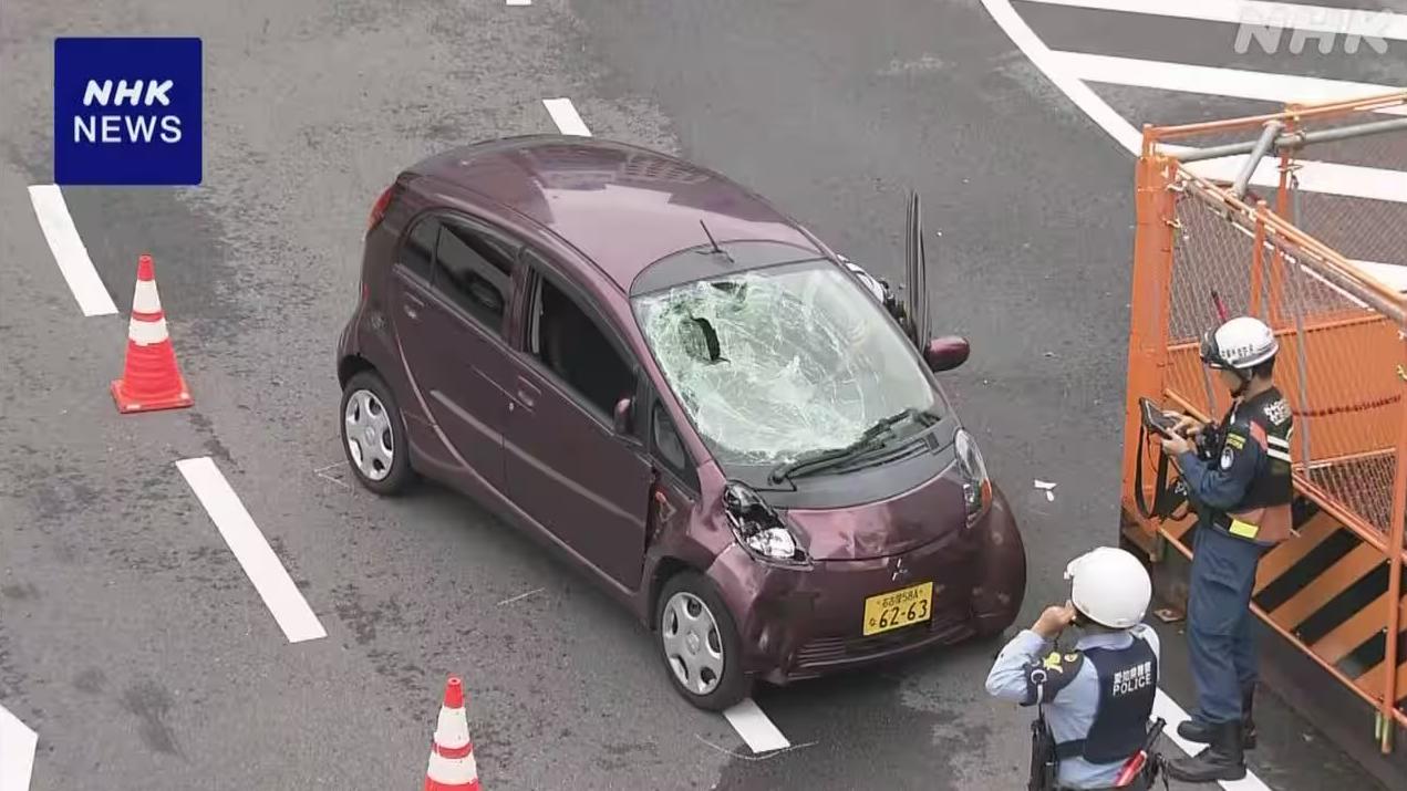 私家車擋風玻璃爆裂，停在十字路口。(互聯網)