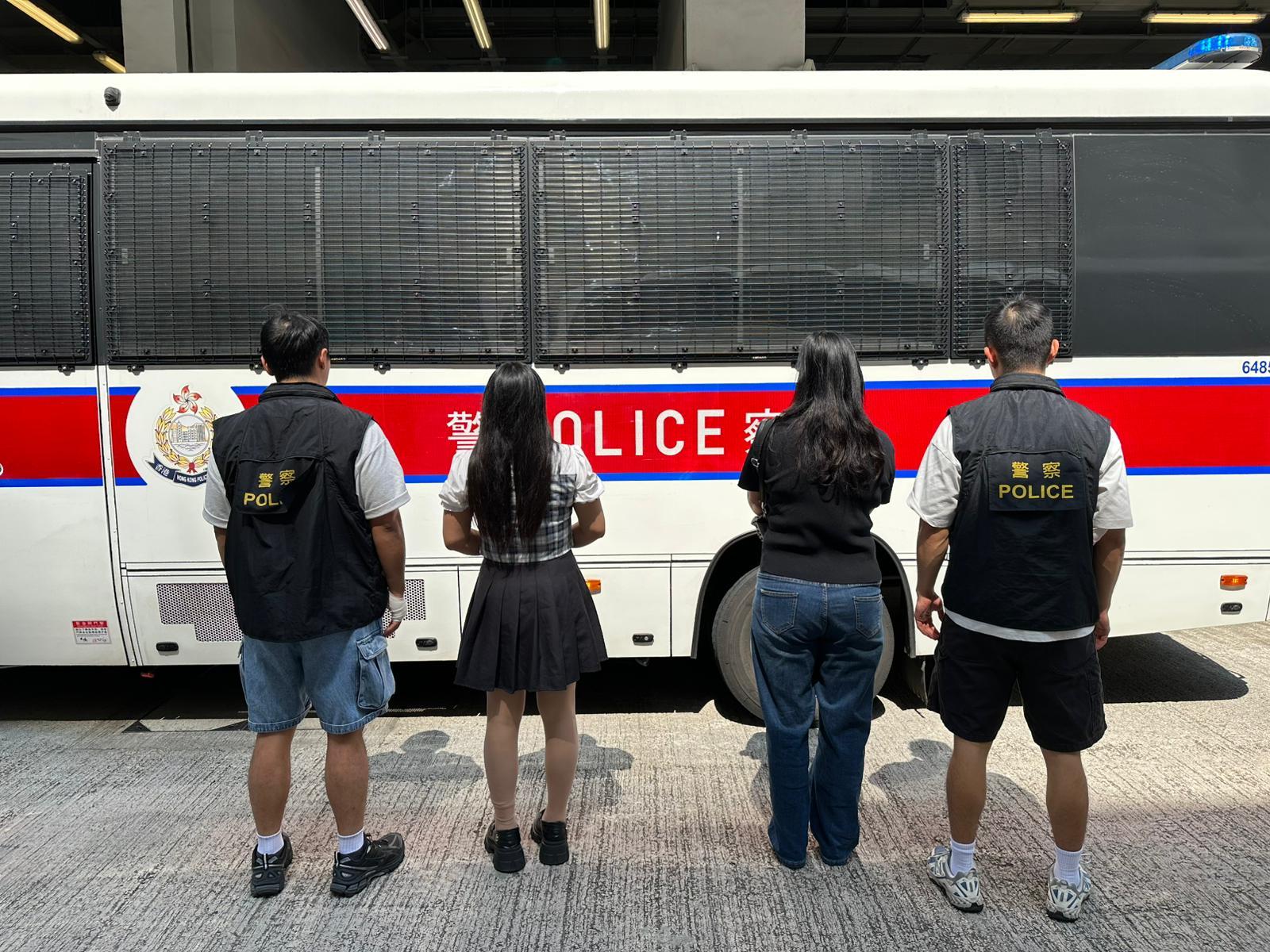 警油麻地打擊街頭賣淫活動拘兩女，分別41及57歲。(警方圖片)