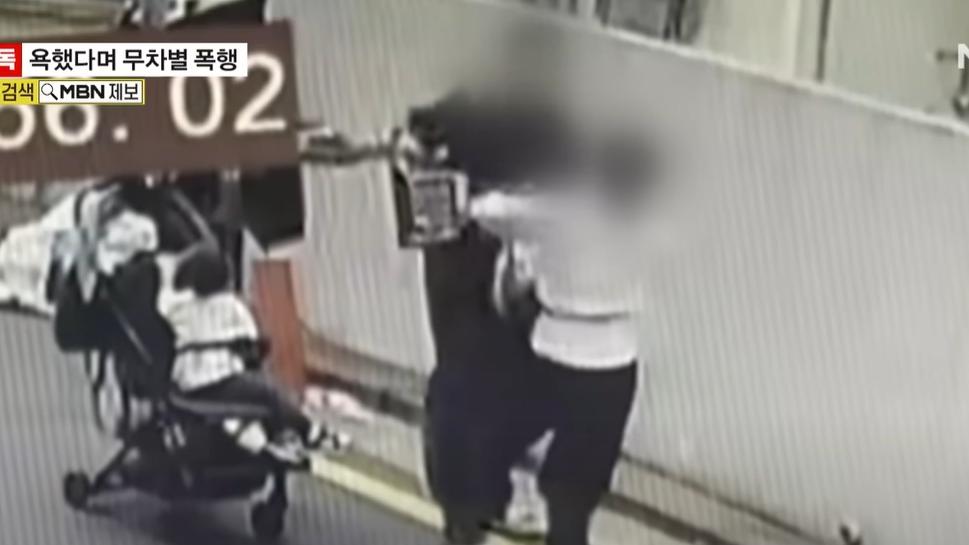 閉路電視拍到，父親襲擊穿白衣的女兒。(互聯網)