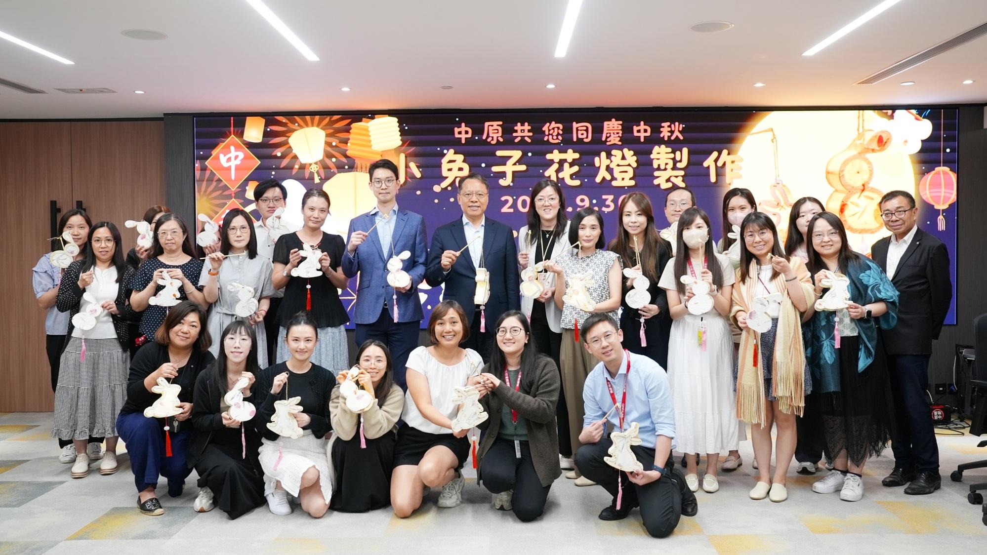 中原地產於今個中秋節舉辦花燈工作坊及猜燈迷活動，讓一眾後勤同事歡樂地共慶佳節。(中原提供)