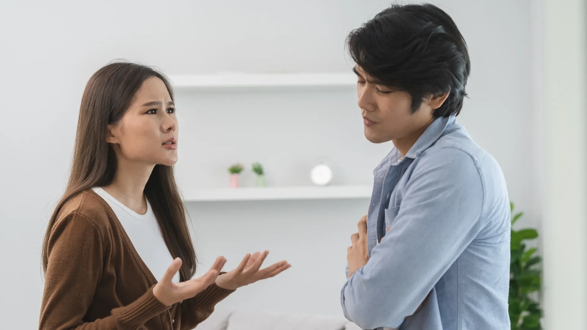 雙方若能承擔責任、誠實檢視自己的行為，感情就有機會更穩固，但有些人卻習慣在發生衝突時，立刻進入「防禦模式」，將問題全推到對方身上。