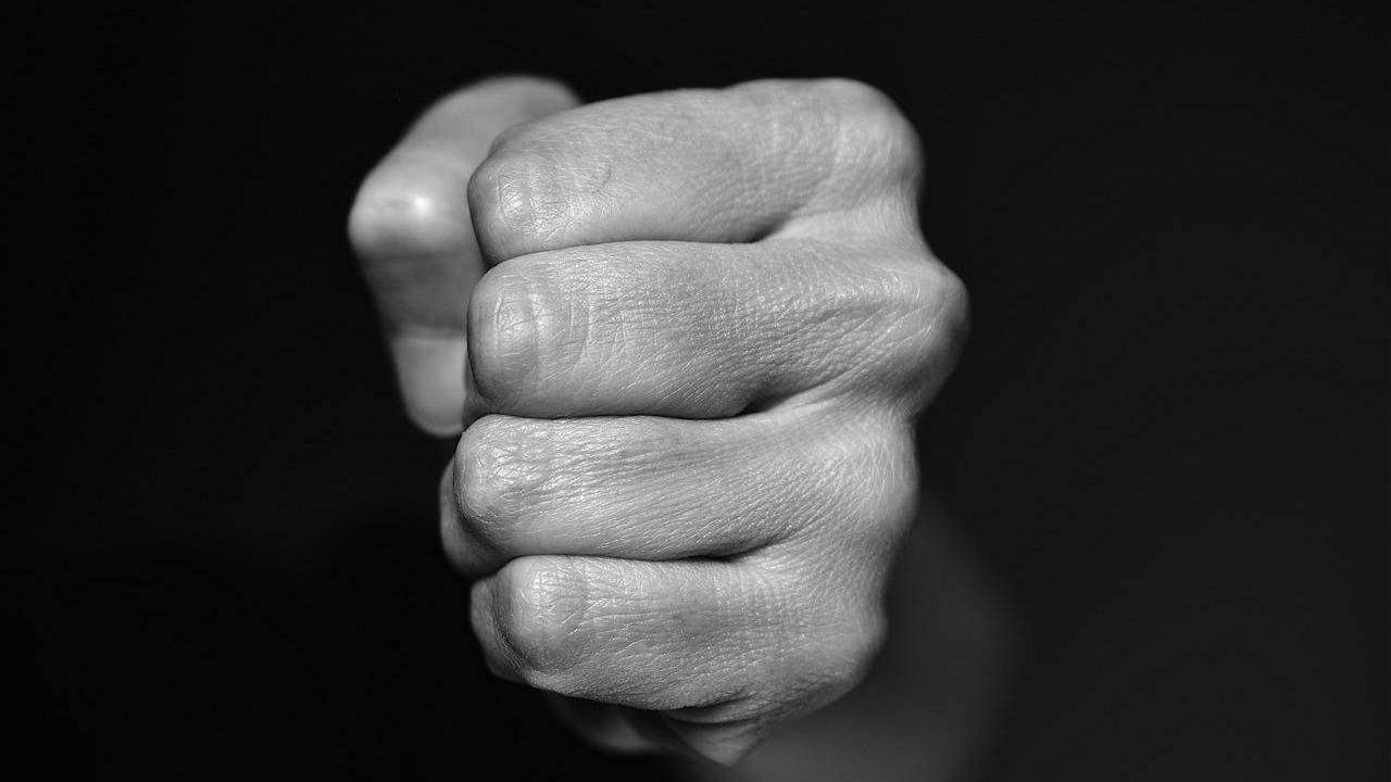 美國幼稚園助教涉向5歲女童施暴 頭撞金屬櫃全身多處瘀傷。（示意圖／PIXABAY）