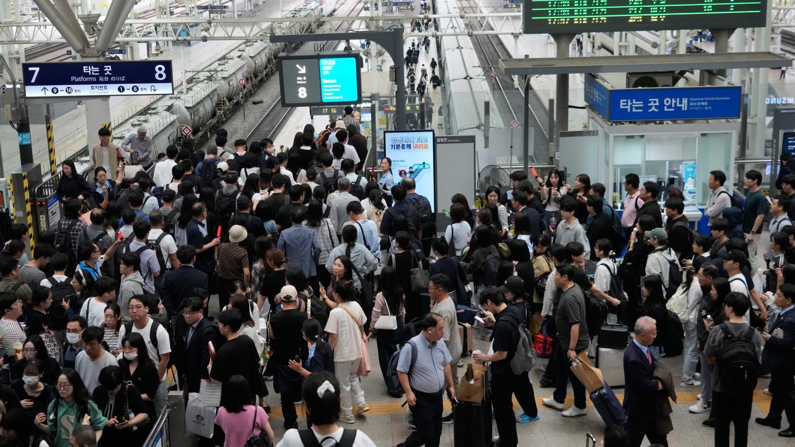 南韓車站日前湧現中秋假期人潮。（美聯社）