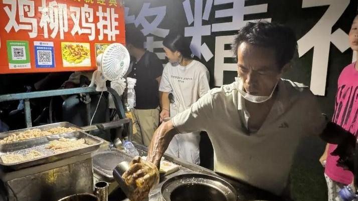 雞排哥憑金句爆紅排長龍數百米 被讚「6元賣出60元情緒價值」。（《極目新聞》）