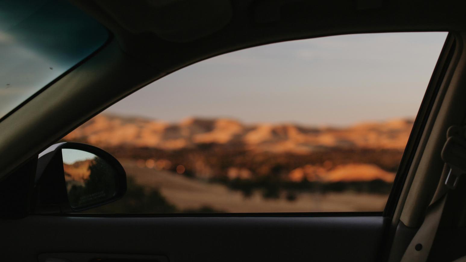 法國婦洗車時誤觸按鈕　遭車窗夾頸窒息亡。（示意圖／unsplash）