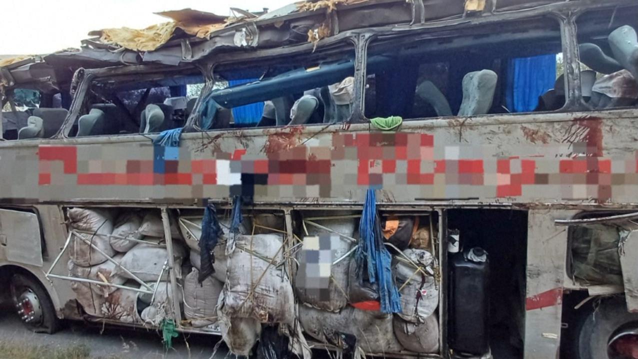 巴西巴士失控後逆線炒車 釀至少17死。（美聯社）