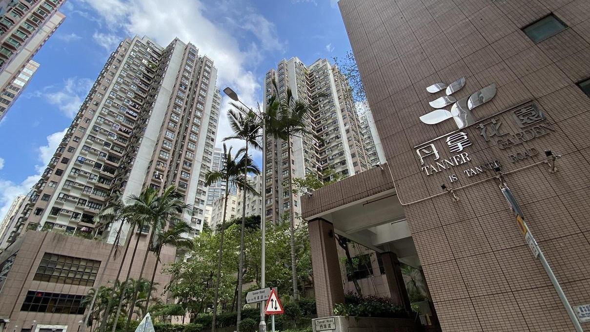 北角丹拿花園中層三房業主劈價沽貨，成交價858萬元，呎價近1.3萬元。