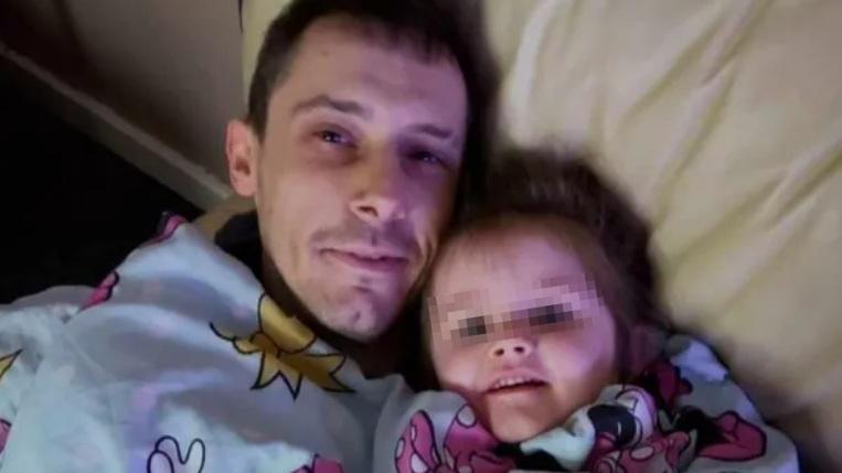 伯勞斯生前與兒子合照。(互聯網)