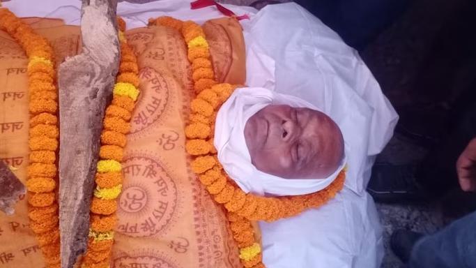 在喪禮上，拉爾被送去火化。(互聯網)