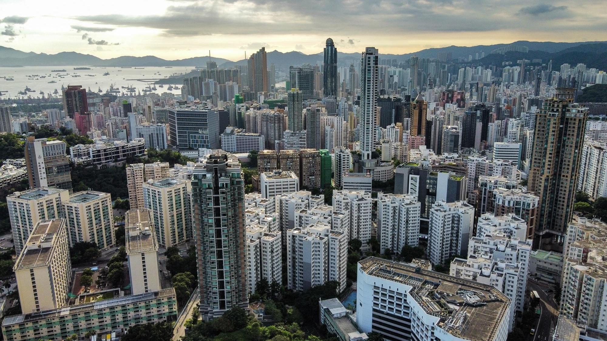 中美關係轉緊張，令買家入市心態趨轉審慎，當中以中高價物業群影響較顯著。(資料圖片)