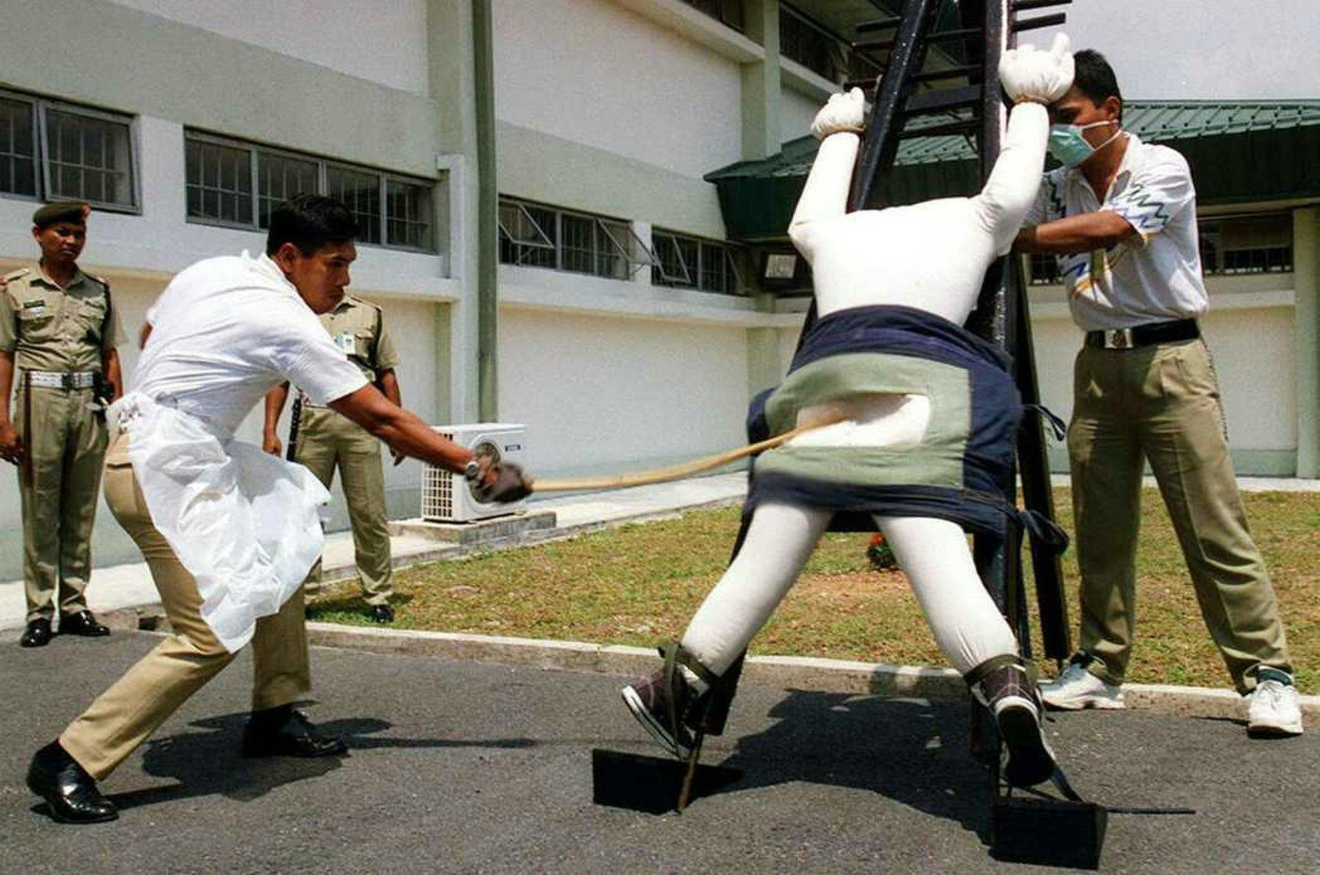 新加坡擬修訂刑法加強打擊電訊詐騙，根據10月14日公佈的《刑法修正草案》，日後凡涉及詐騙或相關罪行者，一旦被裁定罪成，除監禁及罰款外，最高可被判處24下鞭刑。(資料圖片)