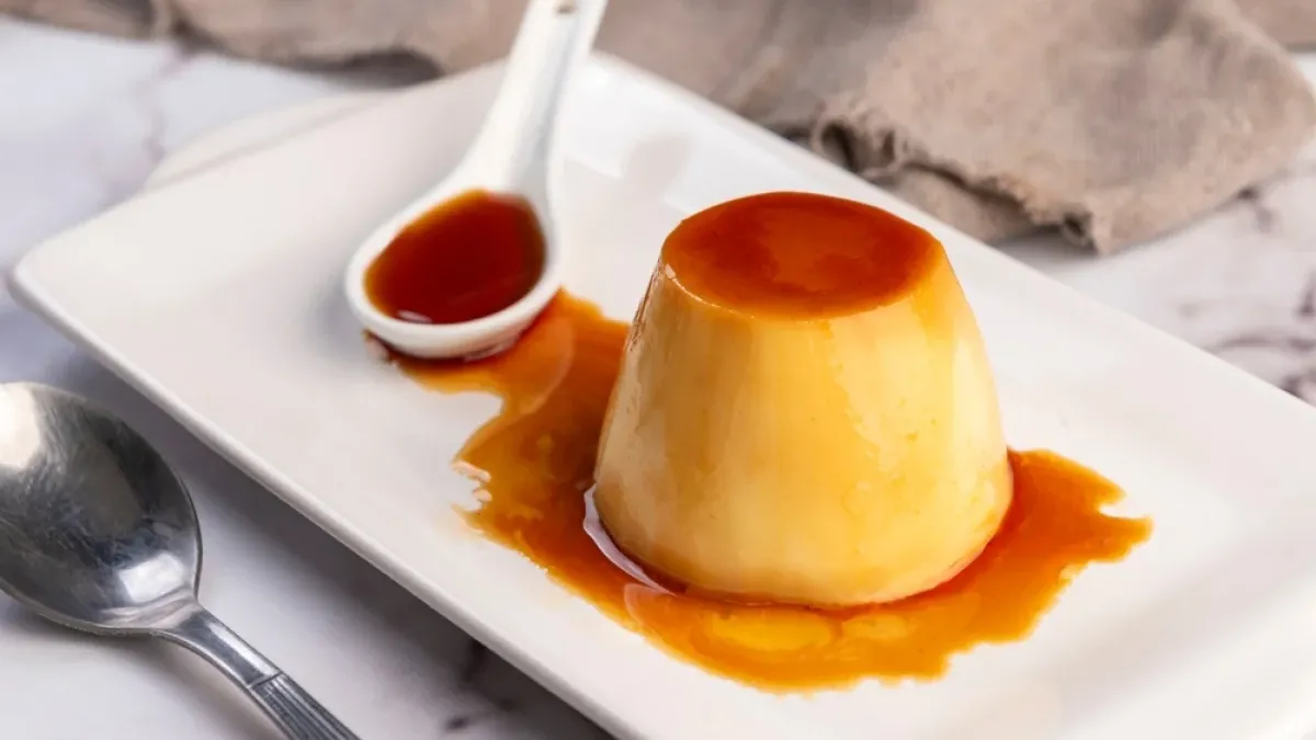 程涵宇營養師比對翻轉布丁與經典布丁的營養成分，發現經典布丁每份含有110大卡、糖16公克，而翻轉布丁則是123大卡、糖27.9公克，糖量增加近12公克