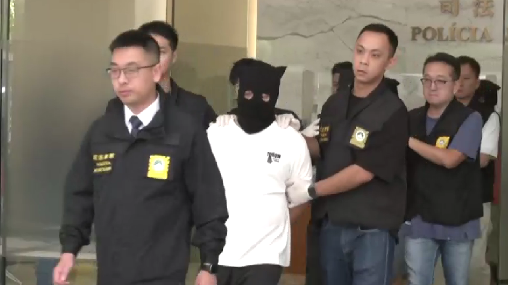 5名港男涉於澳門購買大量實名電話卡，用作撥打詐騙電話被捕(澳門廣播電視截圖)