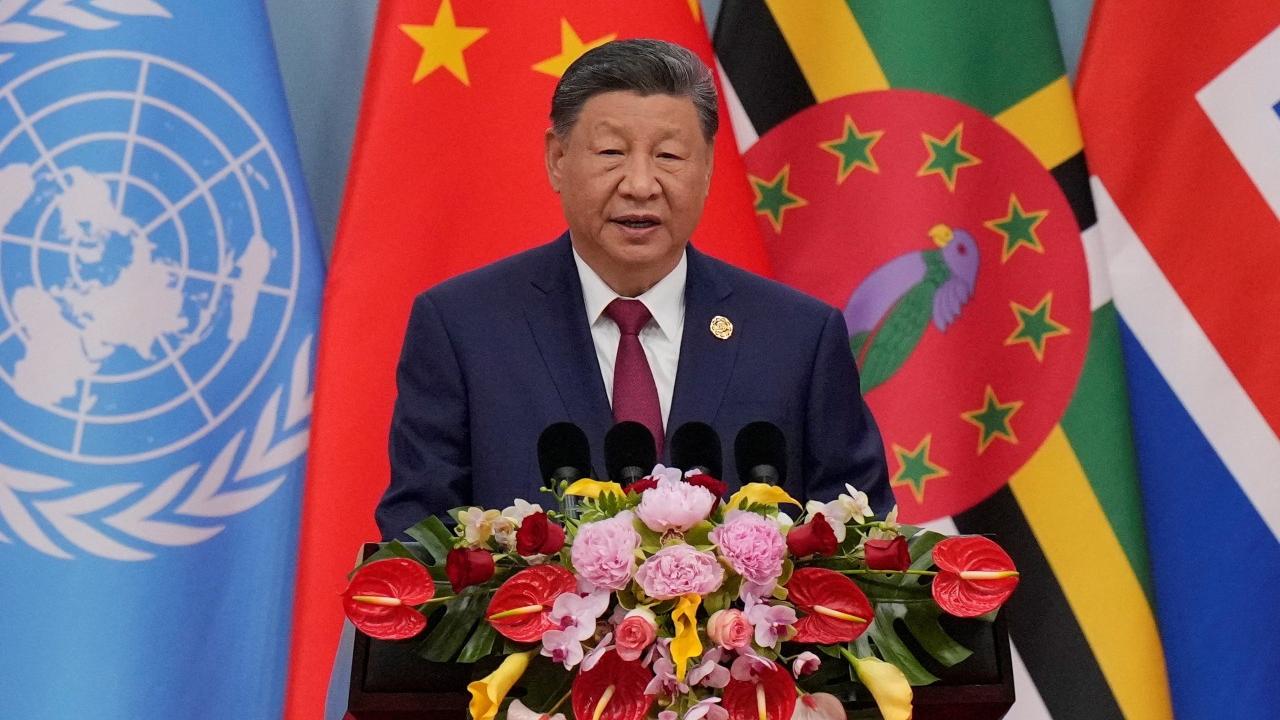 習近平在北京舉行的全球婦女峰會致辭。（路透社）