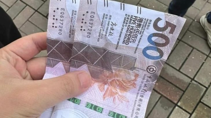 男子交收波鞋疑收偽鈔，兩張500元紙幣編號一樣(Threads圖片)