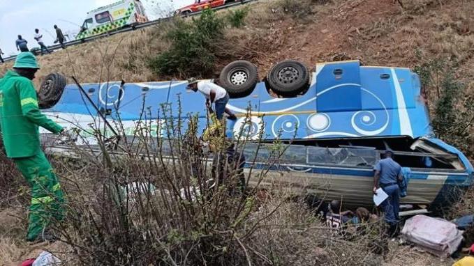 南非巴士翻覆造成42人死亡、49人受傷，死者包括一名年僅10個月大的女嬰。（圖／美聯社）