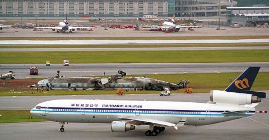 香港國際機場自1998年7月啟用以來發生過多宗航空事故，其中最嚴重是1999年正值颱風襲港期間，中華航空一艘客機於機場降落時失事，全機翻轉起火，造成3死208人受傷(網上圖片)