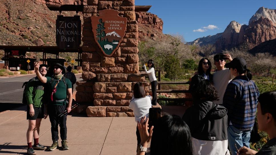 美國聯邦政府停擺，猶他州錫安國家公園繼續開放，但無工作人員管理。(美聯社)