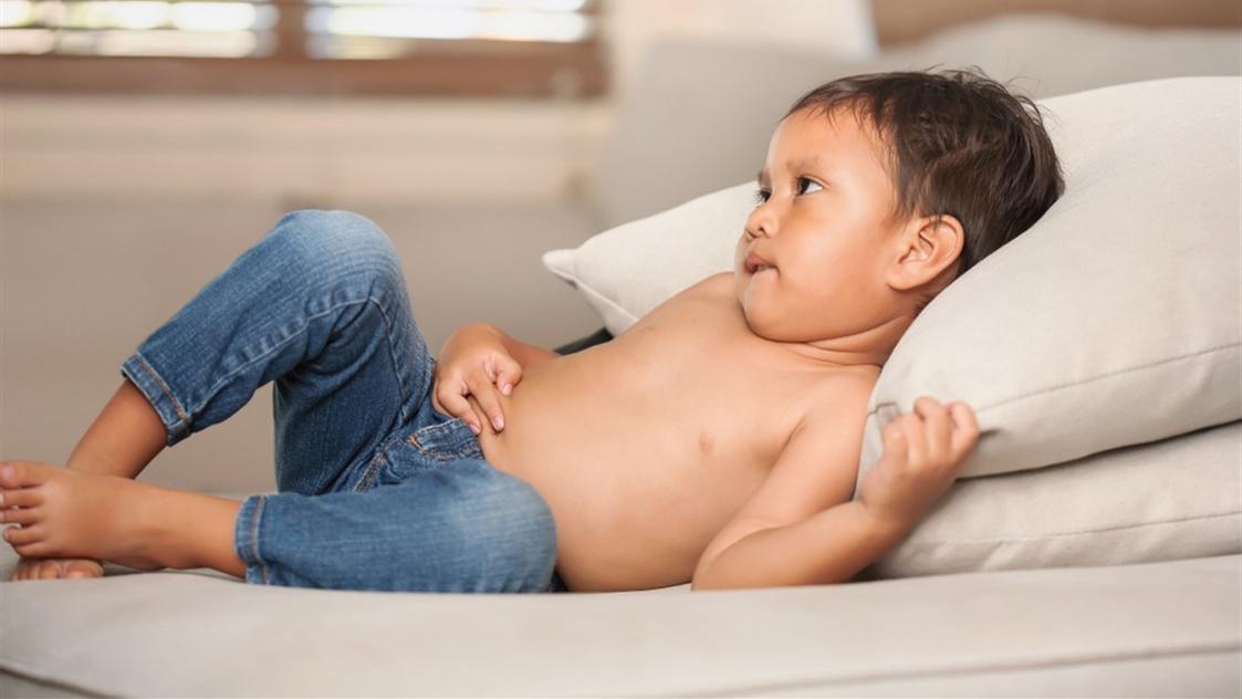 預防兒童疝氣加劇要注意均衡飲食，避免因長期便秘或咳嗽而增加腹部壓力，適當休息以保持充足睡眠。