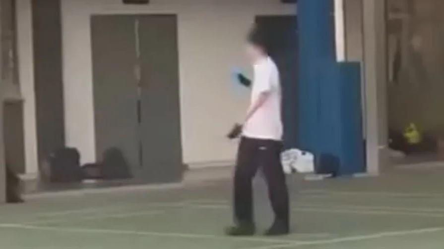有師生拍到涉案男學生行兇後在校內行走。(互聯網)