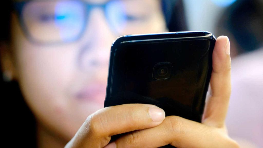 玩電話不是近視主兇 「近」和「長時間」用眼先最傷視力