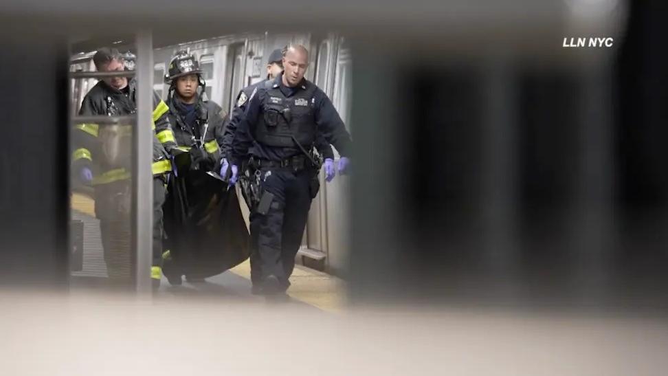 警員及消防把少女屍體移走。(互聯網)