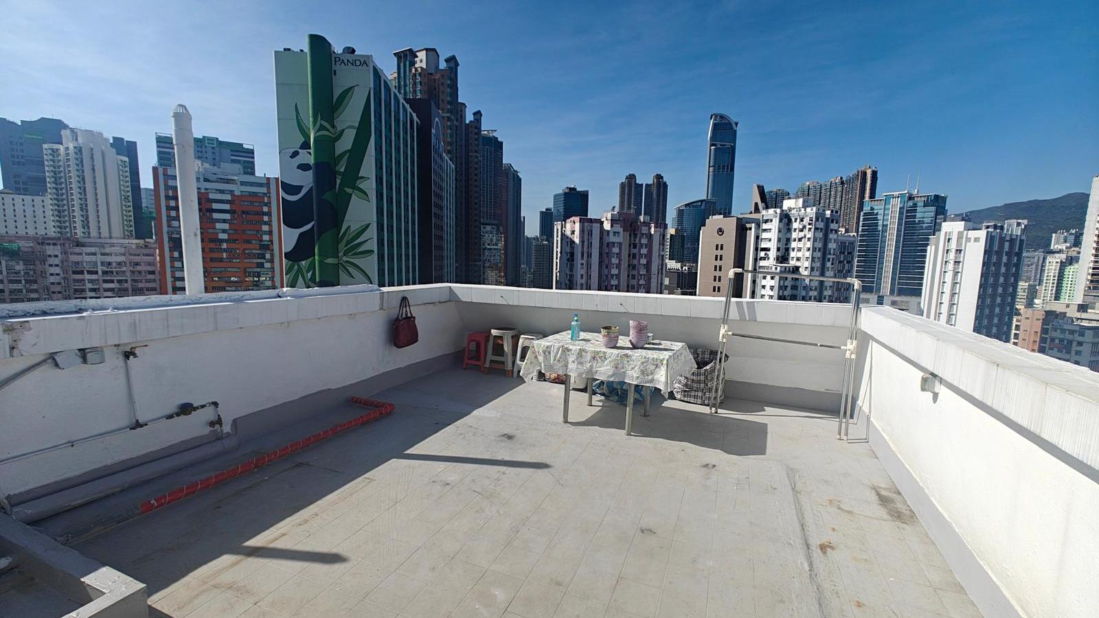 荃灣花園兩房連天台戶，成交價426萬元，天台面積有332方呎。(代理提供)