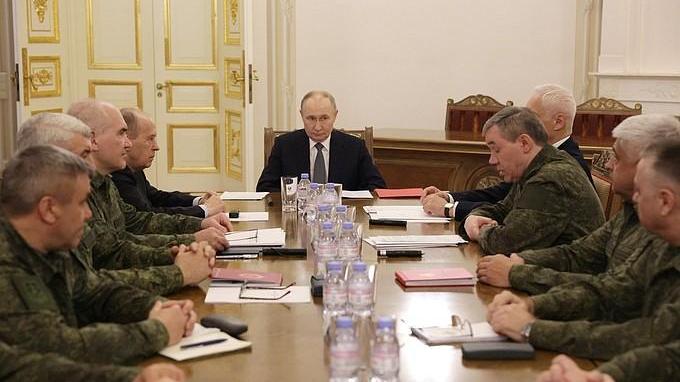 俄羅斯總統普京7日與軍方高層會面。（圖／克里姆林宮網站kremlin.ru）