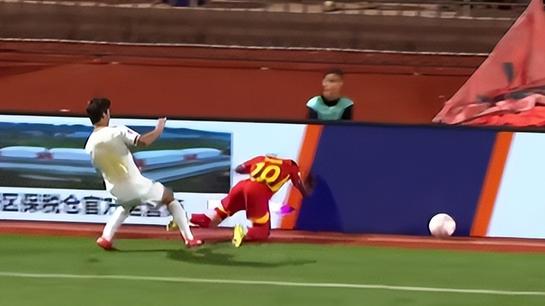 中甲聯賽廣西平果的外援被重慶銅梁龍球員推撞後頭部直插電子廣告板。(影片截圖)