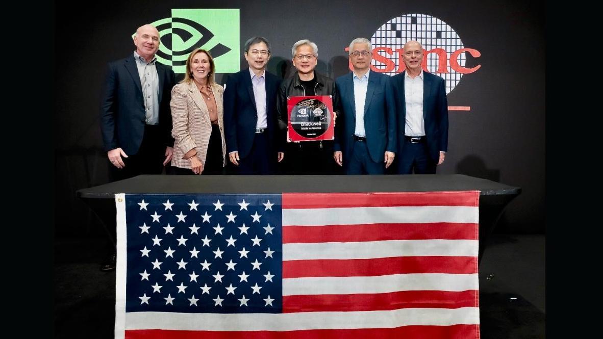 英偉達創辦人暨執行長黃仁勳親自造訪台積電位於亞利桑那州鳳凰城的半導體製造廠。（圖／翻攝英偉達官網）