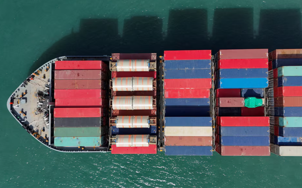 經國務院批准，自本月10日下午1時01分起，調整有關公告規定的加徵關稅措施，在一年內繼續暫停實施24%的對美加徵關稅稅率，保留10%的對美加徵關稅稅率。(路透社)