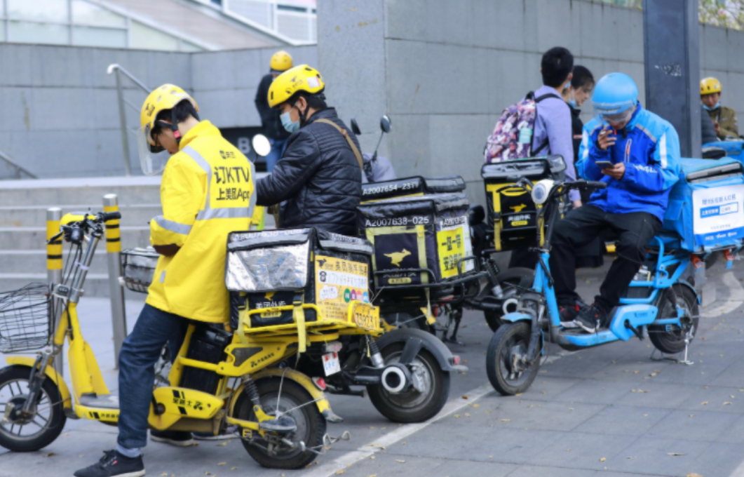 深圳36歲外賣員胡先生（化名）為了在晚上高峰時段送餐時保持清醒，連續飲下六、七瓶功能性飲料，導致次日突發抽搐被送入重症監護室（ICU）。(圖非涉事外賣員)