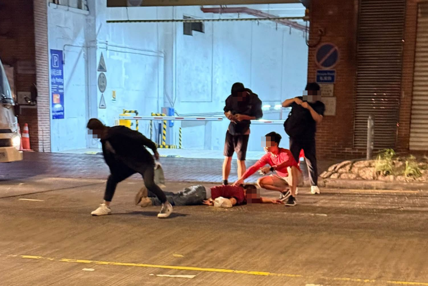 粉嶺一輛專線小巴撞倒一名正橫過馬路的46歲內地男途人。意外後路面遺有血漬，小巴車頭凹陷。事發後有途人上前協助。(粉嶺。聯和墟「真」生活點滴群fb)