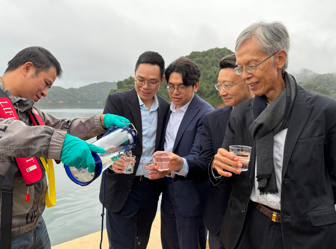 水務諮詢委員會主席關繼祖（右二）、食水安全諮詢委員會主席陳漢輝（右一）、水務署署長黃恩諾（右三）及水諮會青年委員林子楷（右四）乘船考察新豐江水庫，並即場飲用從水庫取出的存水。 （政府新聞處）