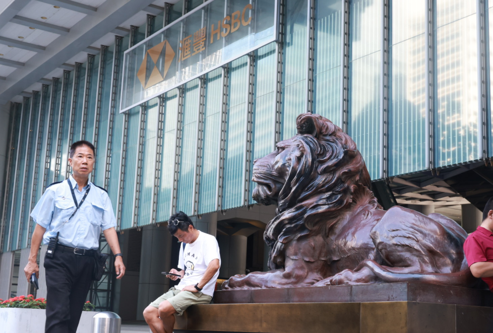 滙豐環球投資研究上調本港今年經濟增長預測，由原來2.5%，上調至3.2%，高於政府2%至3%的預測。   (中通社)