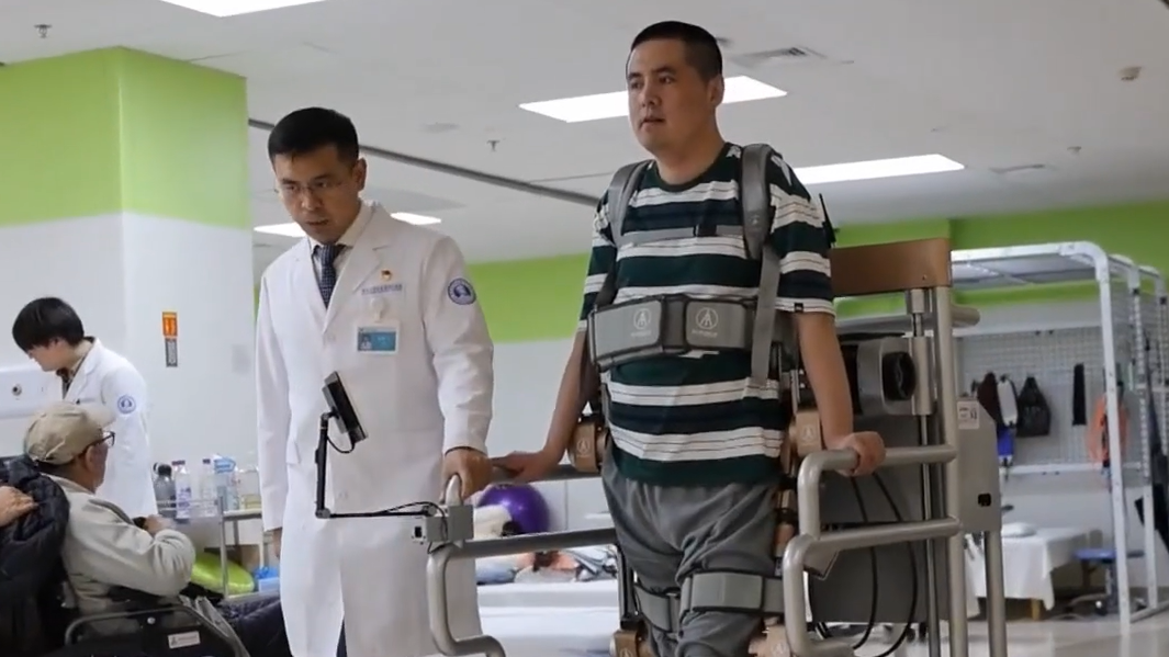 全球首例！「脊髓介面」加「外骨骼機器人」內地四肢癱瘓男可自主行走