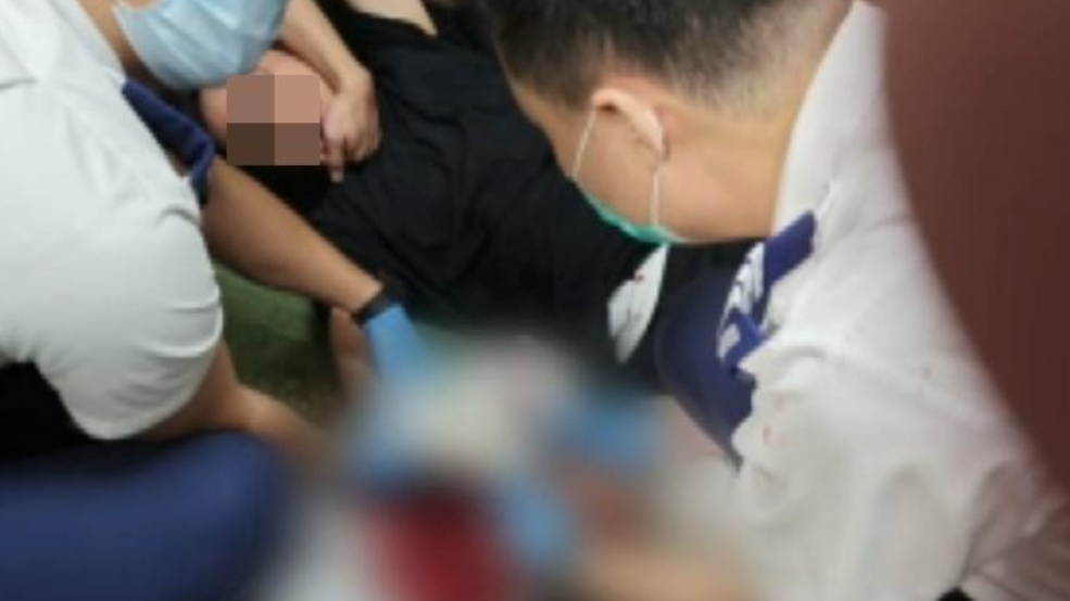  海關人員執行職務時被斬傷。（now新聞截圖）